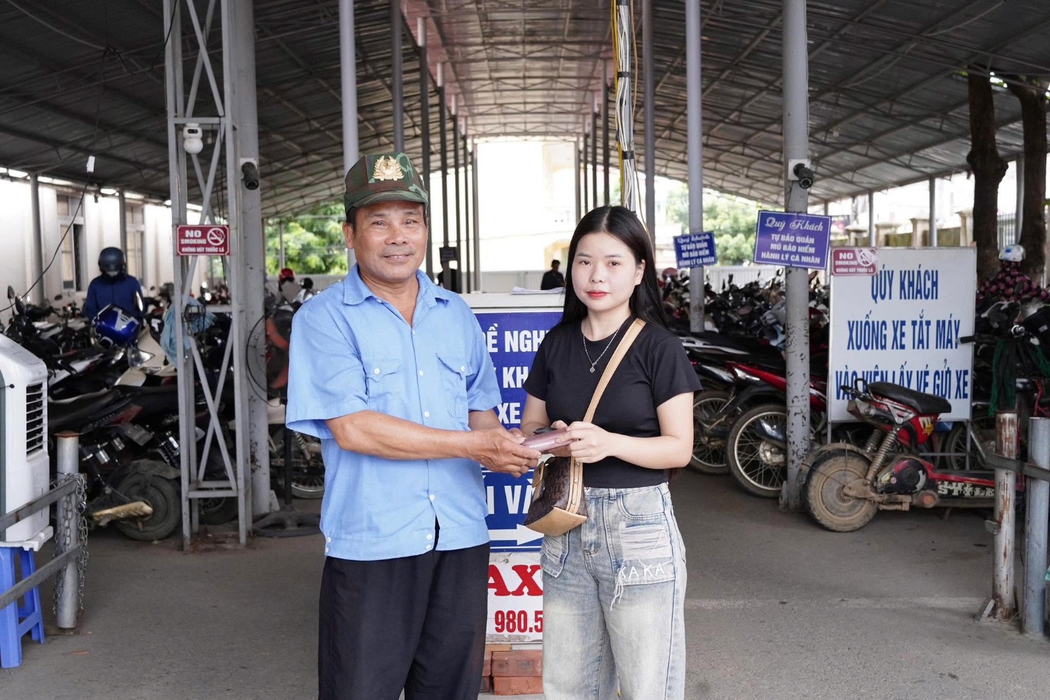TRAO LẠI CHIẾC VÍ NHỎ – GỬI GẮM MỘT CÂU CHUYỆN ĐẸP VỀ SỰ TỬ TẾ