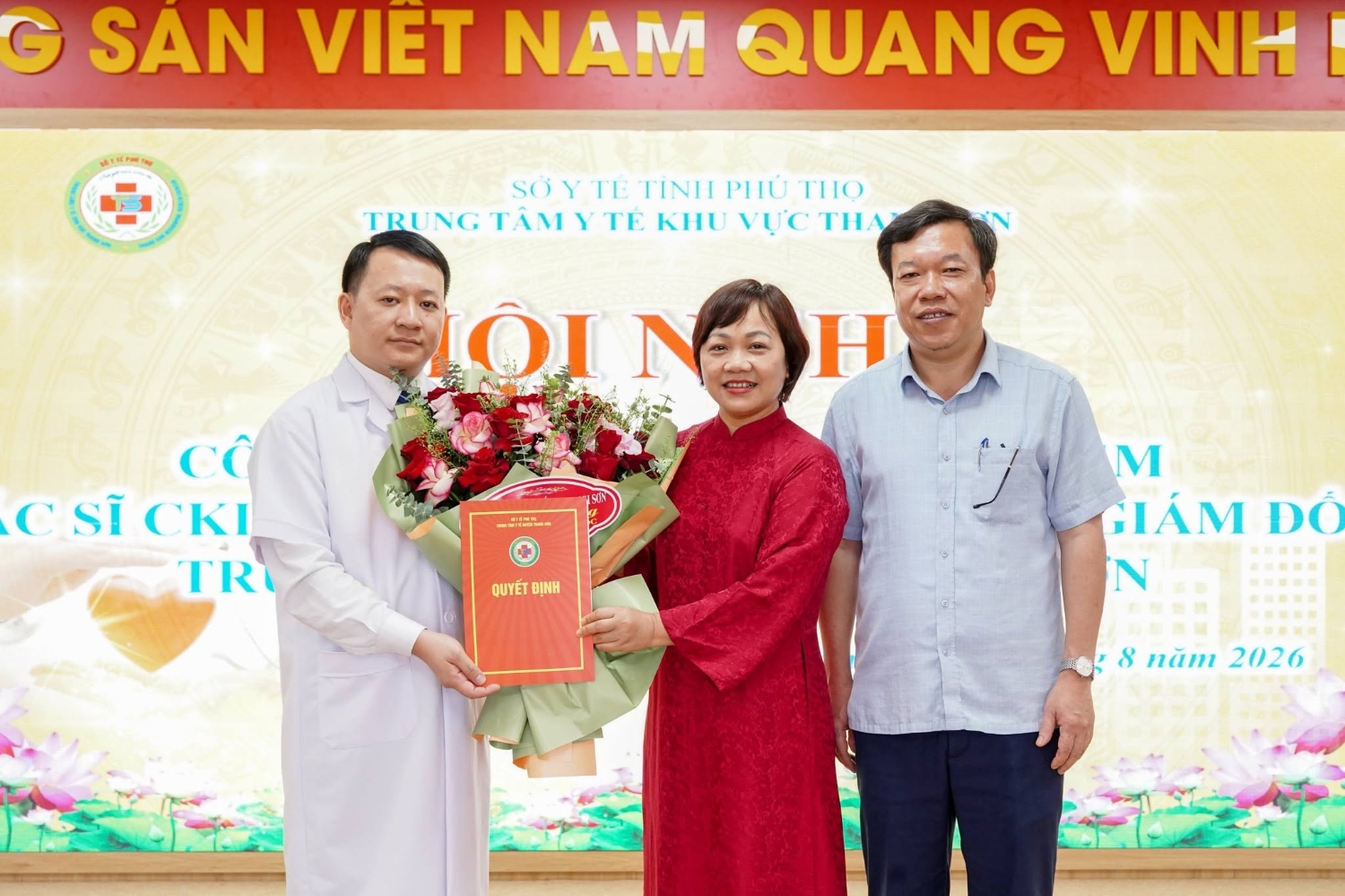 CÔNG BỐ VÀ TRAO QUYẾT ĐỊNH BỔ NHIỆM TÂN PHÓ GIÁM ĐỐC TRUNG TÂM Y TẾ KHU VỰC THANH SƠN