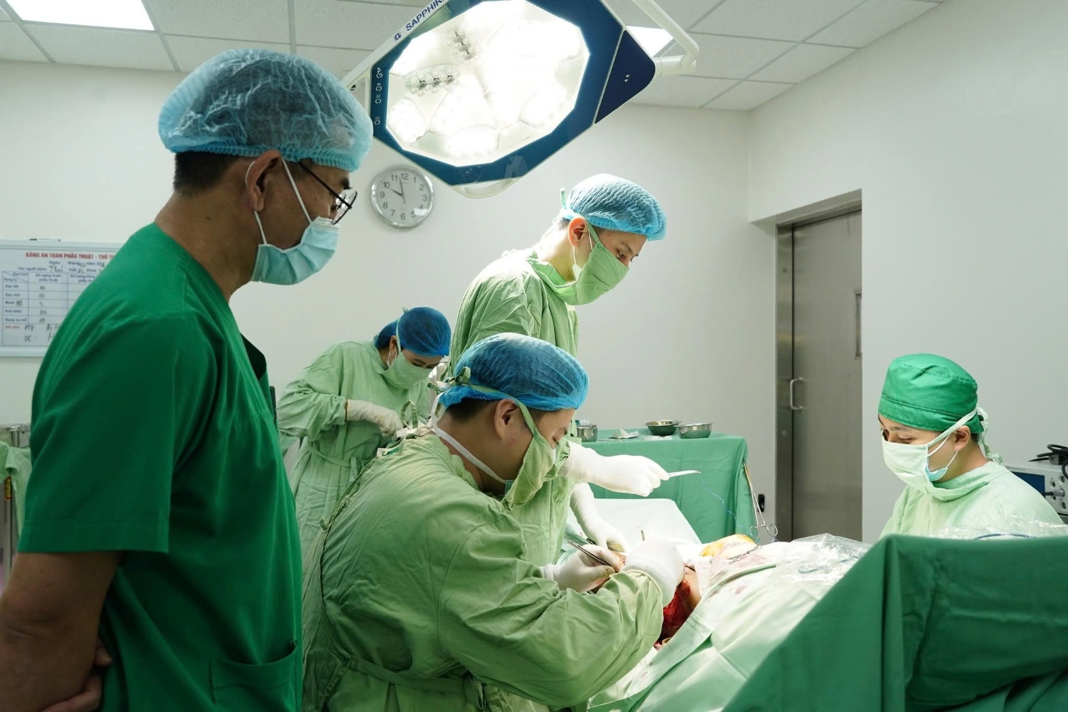 Cứu người bệnh 86 tuổi mắc tắc động mạch chi dưới trên nền nhiều bệnh lý