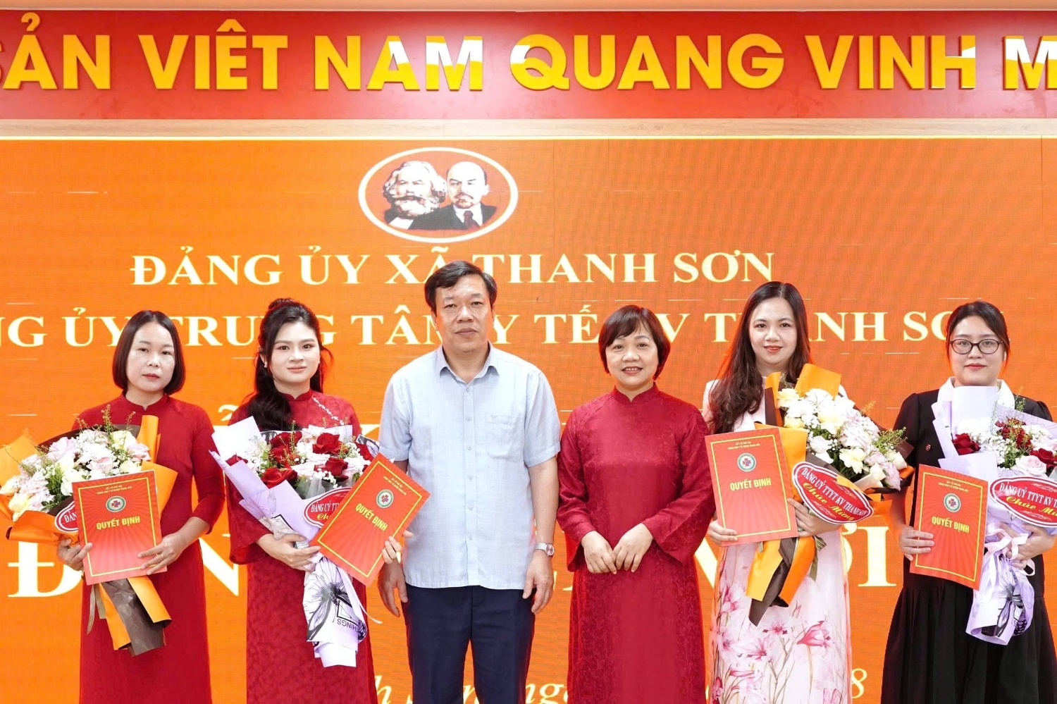 TỰ HÀO ĐỨNG DƯỚI LÁ CỜ VINH QUANG CỦA ĐẢNG